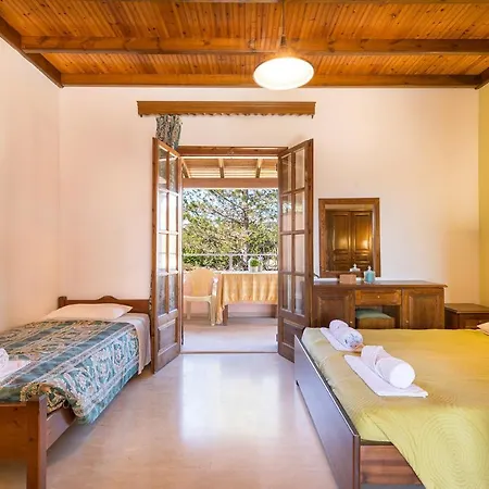 Nikos Pool House & 3*