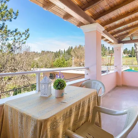 Nikos Pool House & 3*