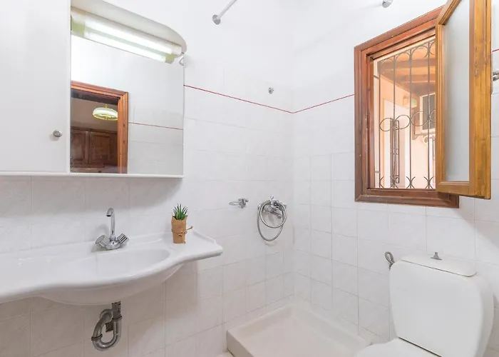 Nikos Pool House & 3*