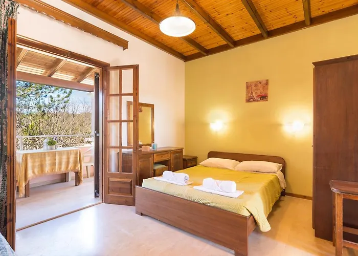 Nikos Pool House & 3*