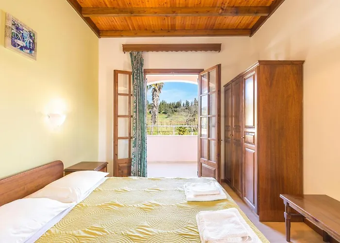 Nikos Pool House & Hotel 3*