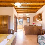 Nikos Pool House & Hotel