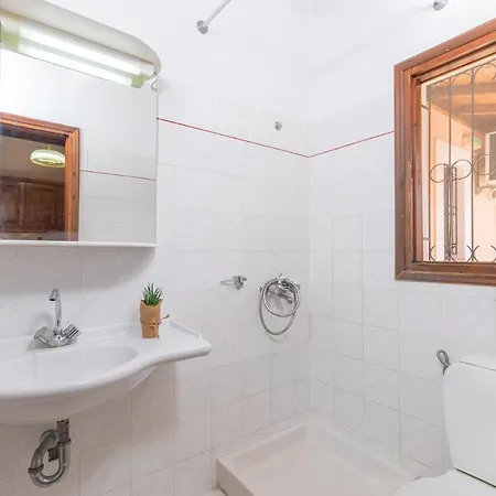 Nikos Pool House & 3*