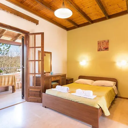 Nikos Pool House & 3*