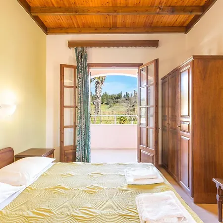 Nikos Pool House & Hotell 3*