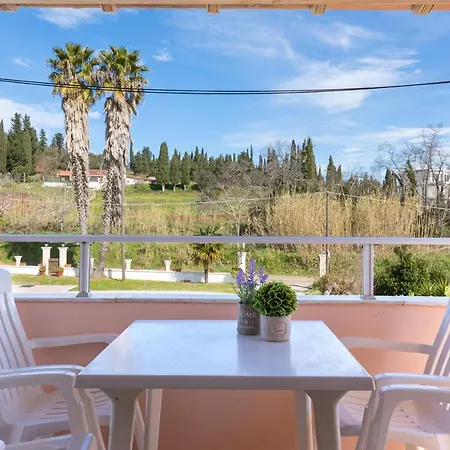 Nikos Pool House & Hotell